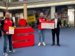Spielleiter Achim Rinck, Spielführer Nico Schwab  und Alexander Kindler Regionalmarktleiter von der Sparkasse Südpfalz